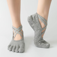 Vente en gros de chaussettes Pilates en coton tricotées Chaussettes Pilates violettes à rayures sans orteils pour femmes Chaussettes courtes Pilates antidérapantes à 5 orteils