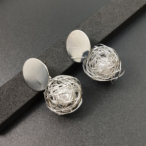 <span class=keywords><strong>Orecchini</strong></span> Geometrici Moderni con Sfera Dorata e Perle Pendenti per Donna - Product Image 5