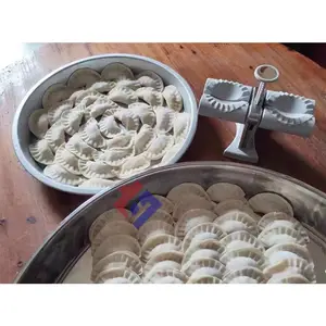 Empanada manual artesanal fazendo a máquina casa