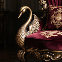 Paire de chaises d'appoint baroques élégantes pour hall d'hôtel avec sculpture en bois massif, siège rembourré bordeaux et table d'appoint européenne