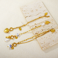 Bracelet tendance et mignon sur le thème de l'océan en forme de cœur en acier inoxydable avec des perles en céramique et une chaîne plaquée or 18 carats pour femmes