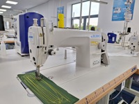 Bon prix d'occasion état Jukis 8700 Machines à coudre avec table à vendre