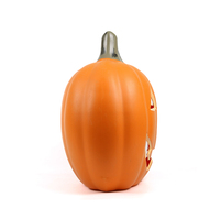 Scène de lanterne d'Halloween décorée d'une variété d'expressions Décorations de citrouille farfelues Grandes citrouilles évidées