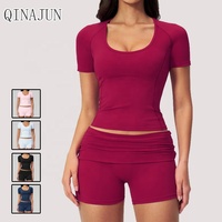 Ensemble de vêtements de sport pour femmes avec logo personnalisé, t-shirt à manches courtes, short de compression taille haute, ensembles de fitness pour la salle de sport