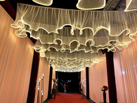 Voilage de plafond LED blanc suspendu pour mariage, rideau en gaze ondulée avec guirlande lumineuse pour décoration de salle de mariage, en vente