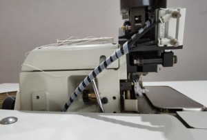 Machine à coudre surjeteuse à double barre d'aiguilles extra lourde RONMACK RM-NS-5DEH-27M pour matelas - Product Image 4