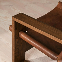 Fauteuil lounge scandinave moderne en bois massif vieilli et cuir, design créatif, style mi-siècle, pour salon ou salle de thé