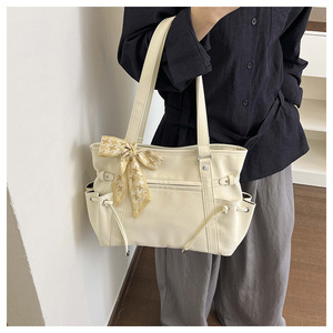Sac à bandoulière chic avec accent en soie, grande capacité, minimaliste, décontracté, élégant, polyvalent et parfait pour les sorties - Product Image 1