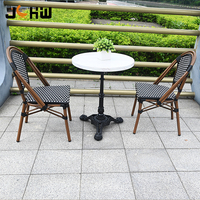 Ensemble de table et chaises de bistrot en rotin moderne pour l'extérieur, idéal pour les restaurants, les terrasses et les parcs