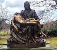 Statue commémorative Pieta en bronze grandeur nature personnalisée Marie en bronze tenant une sculpture de Jésus