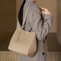 Sac à bandoulière en cuir véritable pour femme, avec quincaillerie triangulaire personnalisée, plissé géométrique, structure extensible, fabrication usine