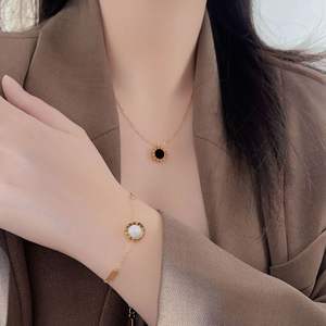 कस्टम नई प्रवृत्ति ब्लैक व्हाइट दो-साइड राउंड रोमन अंकों का आकर्षण पेंडेंट 18k गोल्ड स्टेनलेस स्टील नेकलेस ब्रेसलेट इयररिंग्स सेट - Product Image 6