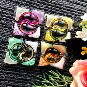 Capsules de lessive écologiques 6-en-1 avec perles rehausseuses de parfum, senteur florale - Product Image 1