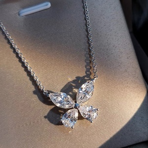 จี้ทอง 14k ประดับเพชรโมอิสซาไนต์สีเหลืองทรงลูกแพร์แบบคลาสสิก 4 เม็ด สไตล์ใหม่จาก YuyingGems สำหรับผู้หญิง - Product Image 3