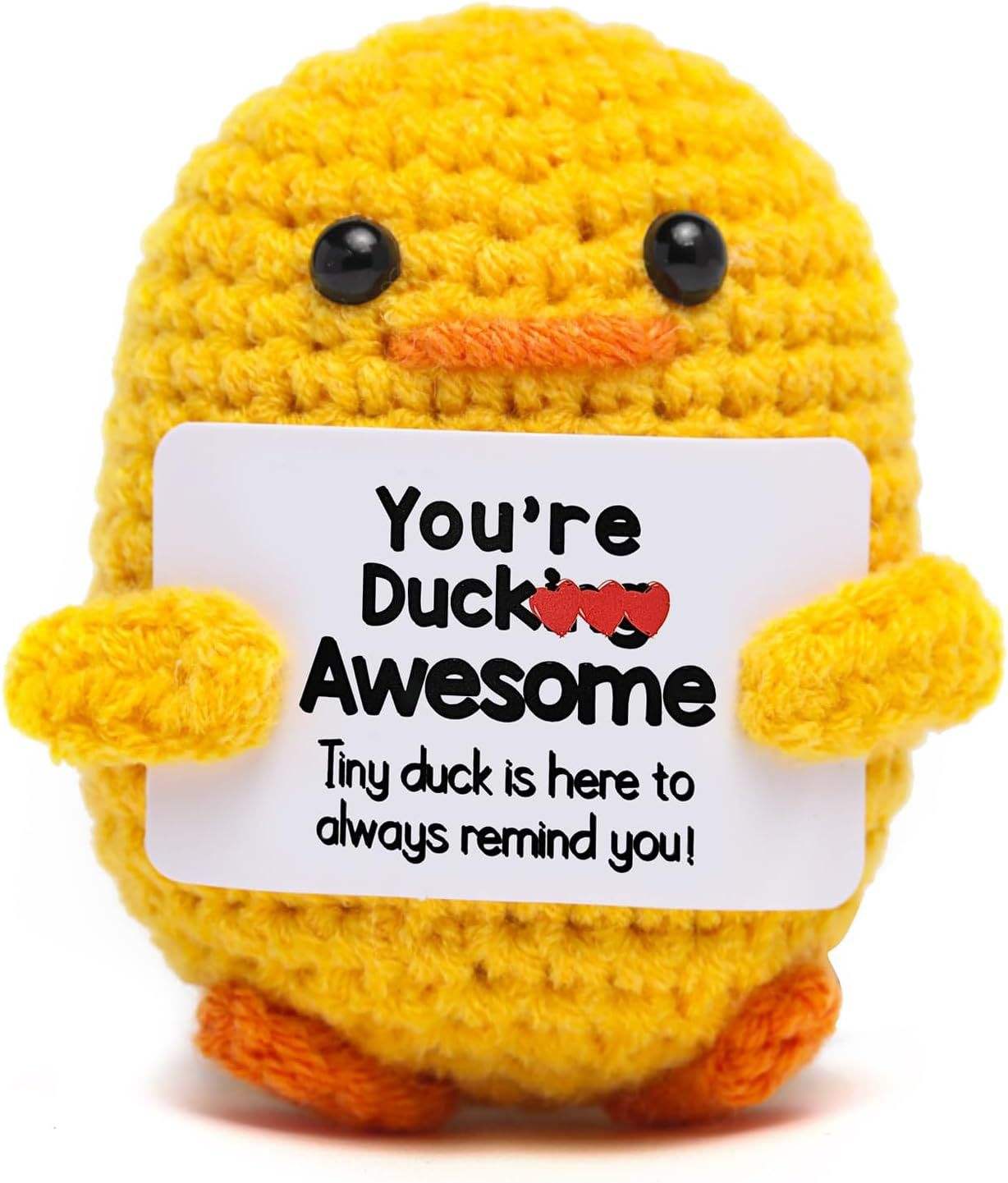 [Poupée de laine] tenant la carte de canard jaune