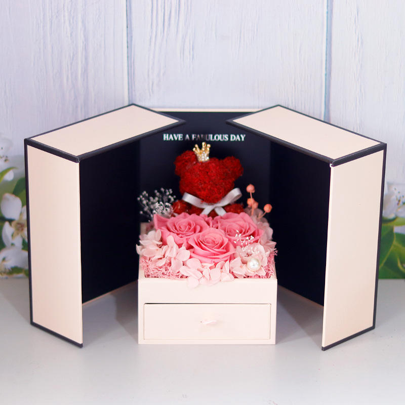 หมีสีแดงสามดอกไม้สีชมพู