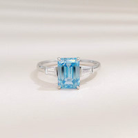 Anello con Tre Diamanti Blu Sintetici Taglio Smeraldo, Placcato in Oro Bianco 18K, Anello Classico da Donna per Fidanzamento e Matrimonio
