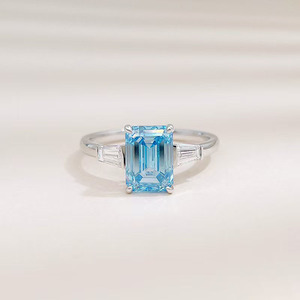 <span class=keywords><strong>Anillo</strong></span> <span class=keywords><strong>de</strong></span> Diamante <span class=keywords><strong>Azul</strong></span> Cultivado en Laboratorio con Corte Esmeralda y Tres Piedras, Chapado en Oro Blanco <span class=keywords><strong>de</strong></span> 18K, Color Fantasía, <span class=keywords><strong>Anillo</strong></span> Clásico <span class=keywords><strong>de</strong></span> Compromiso y Boda para Mujer - Product Image 2