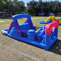 Château gonflable de fête d'enfants avec toboggan, fosse à balles, escalade, obstacle, souffleur