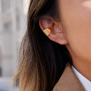 Boucles d'oreilles à clip en forme de C géométrique, en acier inoxydable doré, unisexe, à porter au quotidien - Product Image 3