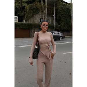 Costume de pantalon beige décontracté pour femme de bureau avec décoration plissée et boutons pour l'été - Product Image 4