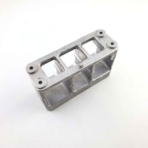 Pièce moulée en aluminium avec quatre découpes rectangulaires et trous de fixation pour usage industriel - Product Image 1