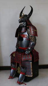 Armatura da Samurai Sintetica a Grandezza Naturale, Costume da Guerriero Nero con Kabuto per Cosplay o Oggetti di Scena Cinematografici (Unisex) - Product Image 6