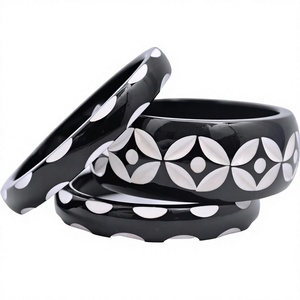 Brazaletes de Resina Negra Premium con Diseño de Hojas Blancas, Joyería Unisex Elegante de la Mejor Calidad - Product Image 3