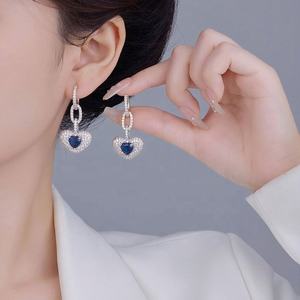 Pendientes de Botón de Oro Chapado de Alta Calidad, Estilo Ligero y Lujoso, Personalizados con Cristal Azul Zirconia, Regalo para Mujer - Product Image 2
