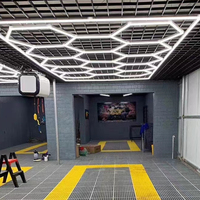 Panneau LED hexagonal en nid d'abeille personnalisable pour l'éclairage d'atelier télécommandé de détaillant de voiture pour l'atelier de voiture et le salon