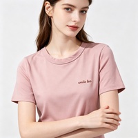 Camiseta Básica de Algodón para Mujer con Cuello Redondo, Color Rosa Sólido, Dobladillo Irregular, Bordado en el Pecho, Personalizable en Color