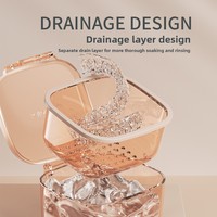 Boîte de rangement portable à trois niveaux pour aligneurs et gouttières orthodontiques invisibles, avec compartiments superposés et couche de drainage