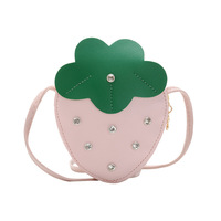 Nouveau sac à bandoulière en forme de fraise de dessin animé de filles mignonnes Kawaii pour enfants sac à bandoulière fraise PU
