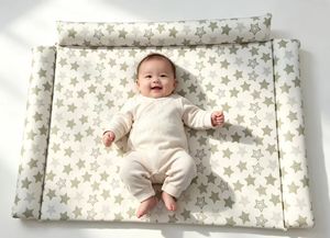 Maravillosa alfombrilla ancha para pañales de bebé con revestimiento de PVC repelente a la suciedad y núcleo de espuma densa para un cambio de pañales cómodo y conveniente para bebés - Product Image 4