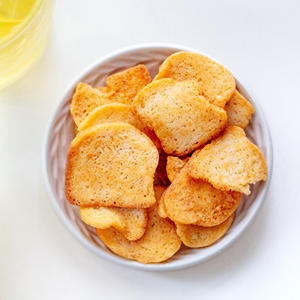 Chips de Bagel Chayan con Sabor a Queso y Tocino, Crisps de Bagel No Fritos, Paquete de 5 Unidades de 1.06oz Cada Una, Bocadillo Asiático Salado Horneado a Baja Temperatura - Product Image 4