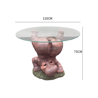 Mesa de Comedor Única con Tapa de Vidrio y Base Esculpida en FRP que Agrega un Toque Divertido y Artístico