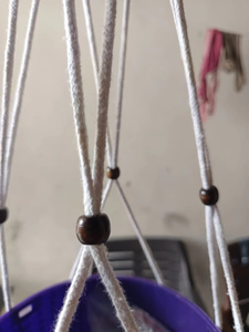 Panier suspendu en macramé avec pot tissé violet pour l'affichage de plantes d'intérieur et d'extérieur, style bohème - Product Image 4