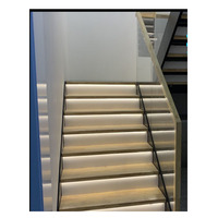 Marche d'intérieur moderne flottante et droit, avec motif en bois et balustrade en verre, m