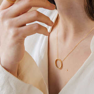 Minimalista de acero inoxidable círculo interior círculo grabado mensaje secreto dos agujeros deslizador anillo colgante collar - Product Image 1