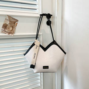 Bolso de fieltro para mujer, tendencia urbana invierno 2026, con patrón de avestruz, detalles de botones, cadenas, letras, ecológico, cierre de cremallera, individual - Product Image 2