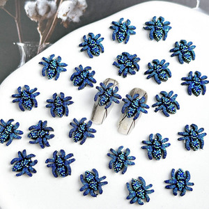 สินค้ามาใหม่ ขายส่ง 20 ชิ้น/ถุง จี้ตกแต่งเล็บลายแมงมุมสีน้ำเงินดำวิบวับ 3 มิติ สำหรับตกแต่งเล็บปลอม DIY - Product Image 1