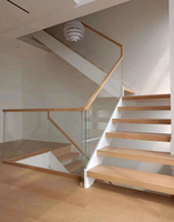 Escalier flottant sur mesure avec design à montantes fermées, poutre de support entièrement dissimulée, garde-corps en verre trempé et marches en bois