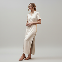 Robe chemise longue en satin ivoire pour femme, manches courtes, col cranté, fente latérale haute, style OEM, luxe discret, inspirée de la Riviera italienne