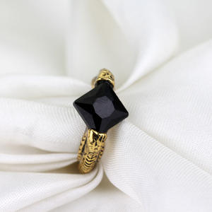 Bague de fiançailles vintage en cristal taille ovale, Horcrux de Lord Voldemort, Pierre de la Résurrection, Gantelet de Marvolo, Reliques de la Mort - Product Image 1