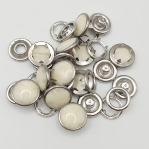 Nhà Máy Tùy Chỉnh Chì Miễn Phí Đầy Màu Sắc 10Mm Nhựa Ngọc Trai <span class=keywords><strong>Cap</strong></span> <span class=keywords><strong>Prong</strong></span> Vòng <span class=keywords><strong>Snap</strong></span> Nút Cho Nam Giới Polo Áo Sơ Mi - Product Image 5