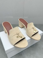 Mules élégantes pour femme en cuir véritable et daim, à bout ouvert, talon carré, avec nœud décoratif et pendentif fermoir doré, pour l'été