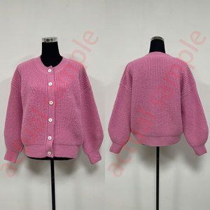 Cardigan en <span class=keywords><strong>tricot</strong></span> côtelé diagonale personnalisé OEM pour femme, avec boutons en perles, manches bouffantes oversize et coupe courte - Product Image 4