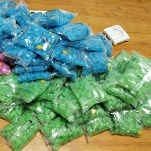 100pcs pierre rougeoyante luminescente verte dans la nuit lueur dans la pierre de galet sombre - Product Image 1