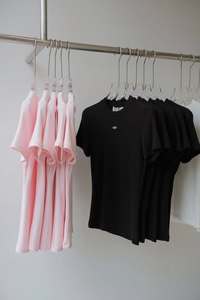 เสื้อยืดผู้หญิงพรีเมียม แขนสั้น ทรงเข้ารูป ผ้าริบเนื้อนุ่ม รับปักโลโก้ แบรนด์หรูแบบเรียบง่าย ขายส่ง - Product Image 4