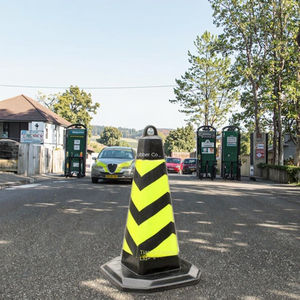 70cm Hochwertiger Gummi-Reflektorkegel mit Hebering für Stadtstraßen & Baustellen - Product Image 1